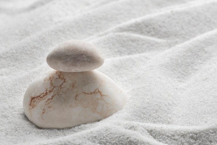 Ein einzelner, klarer Stein in einem Zen-Garten